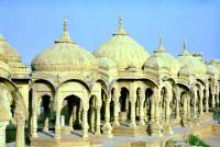 jaisalmer6 Marmor 'Chhatris' ude i rkenen tt ved Jaisalmer